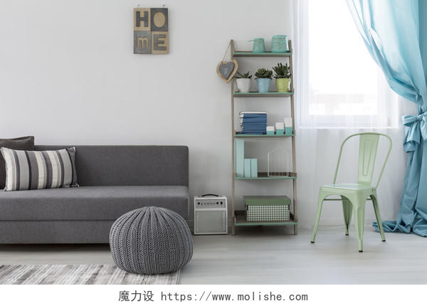 一个明亮的客厅与极简主义的灰色沙发上的镜头